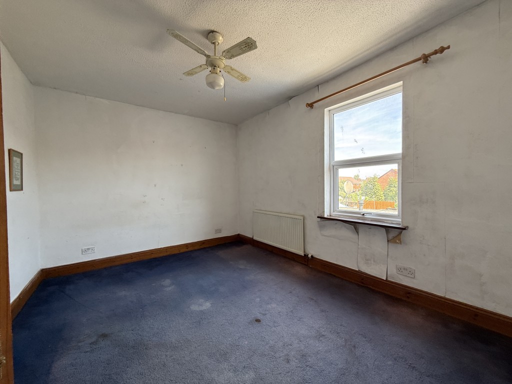 Lot: 93 - TWO-BEDROOM HOUSE REQUIRING IMPROVEMENT CLOSE TO TOWN CENTRE - Bedroom two
